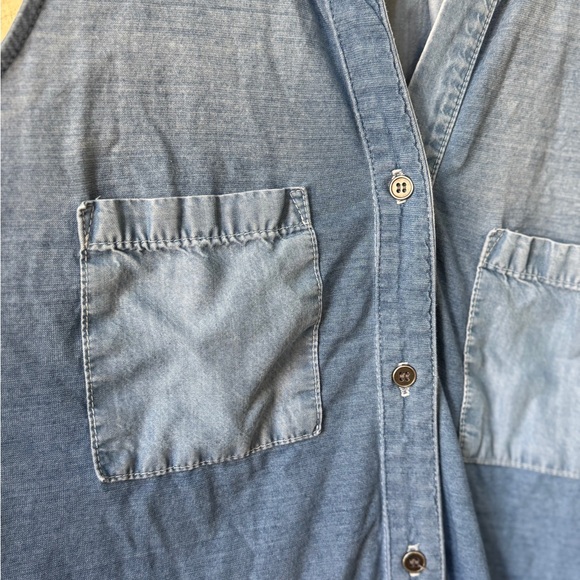 Bella Dahl sleeveless collared button down chambray shirt size medium - Picture 2 of 9